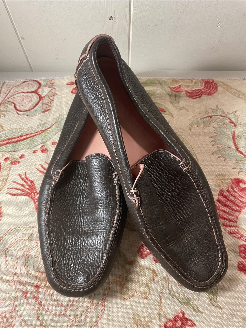 Cole Haan Dark Brown Pebbled Leather Slip-On Penney Loafers Pink Trim Vintage